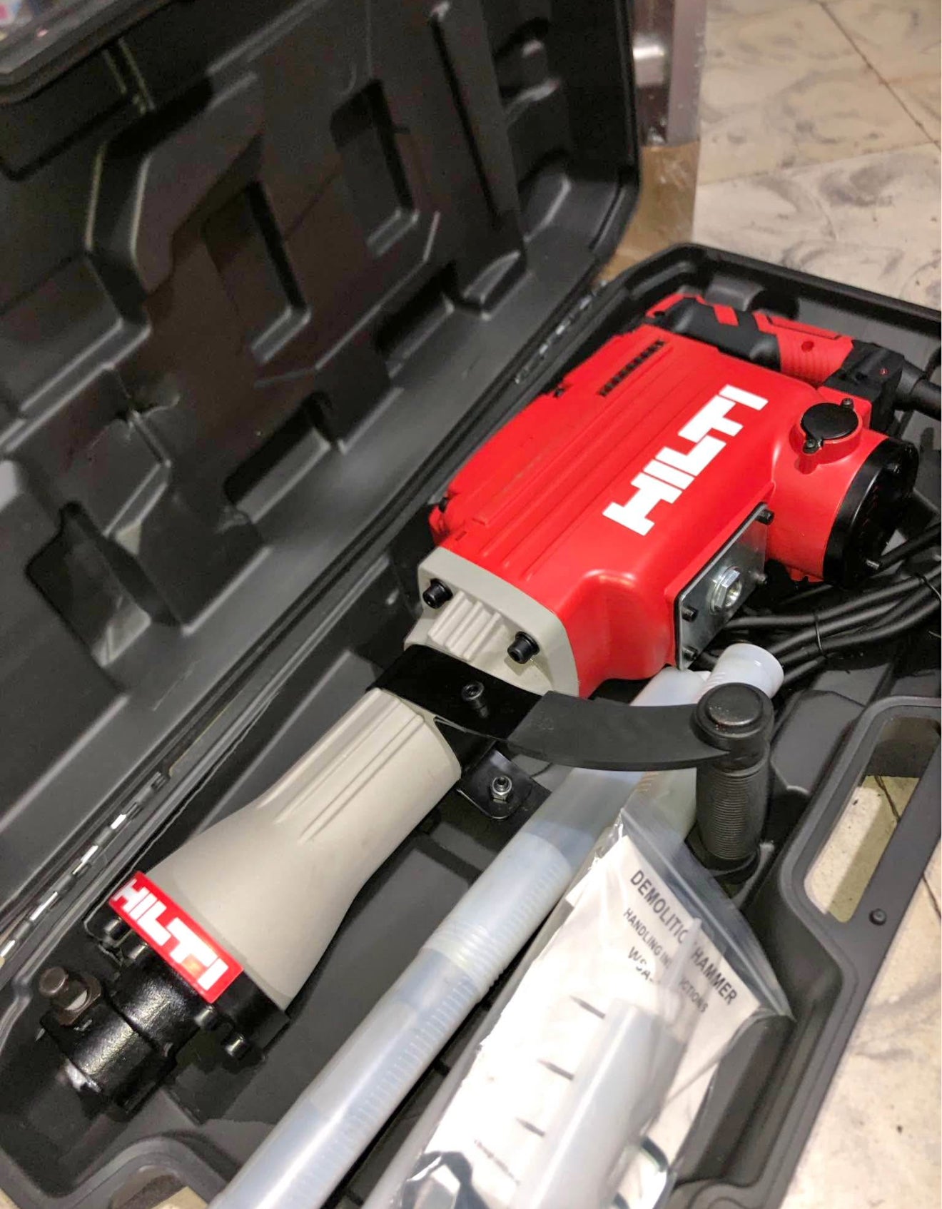 DEMOLEDOR HILTI 2000W CON CAJA PLASTICA