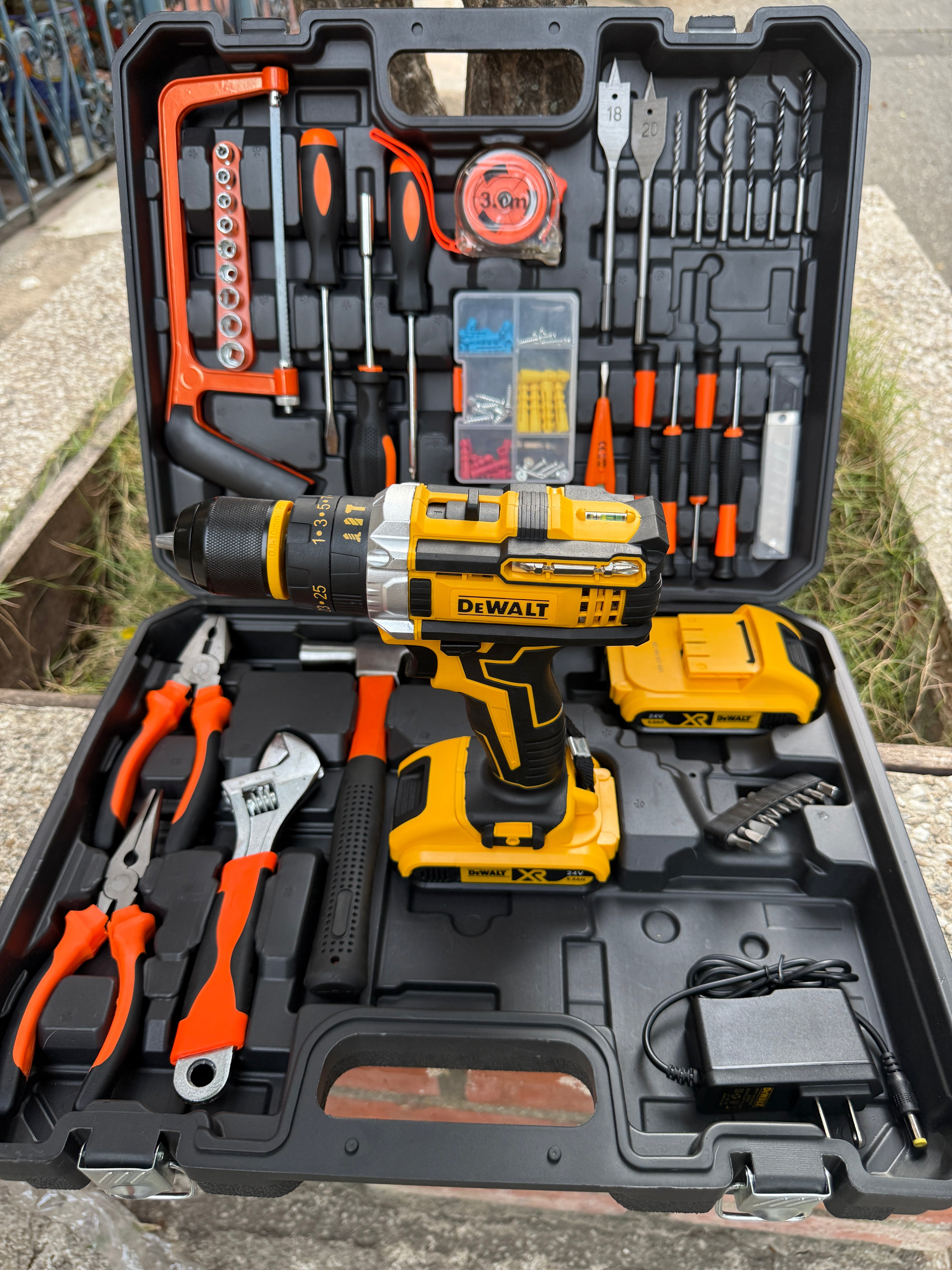TALADRO 24V DEWALT+ ACCESORIOS+ MALETAs